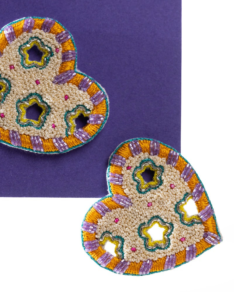 Vai! Handmade heart shaped earrings