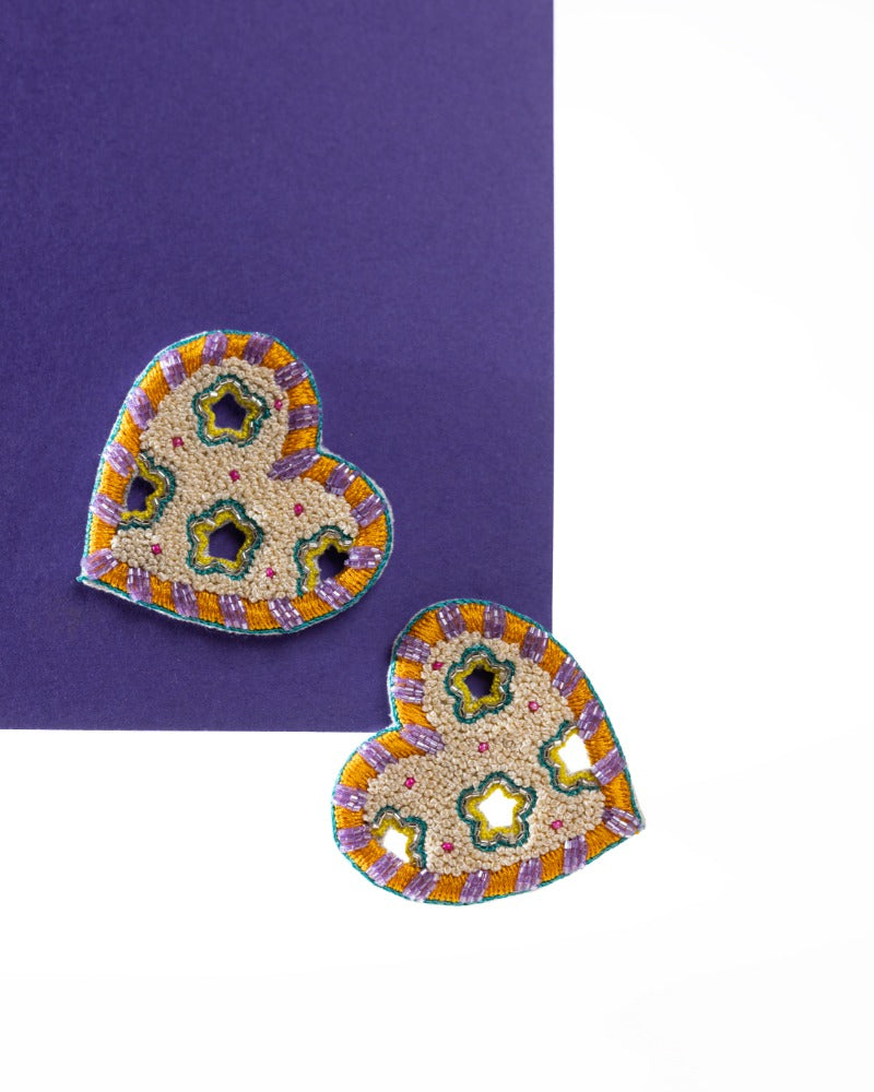 Vai! Handmade heart shaped earrings